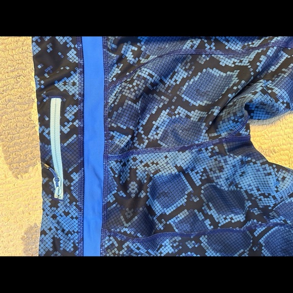 Lululemon blue snake print crops - Picture 5 of 6